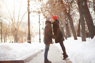 Genç çift kışın yürüyor