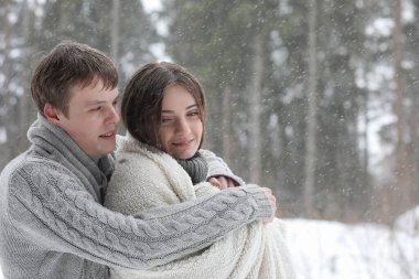 aşıklar bir tarihte kış öğleden sonra kar kar fırtınası çifti