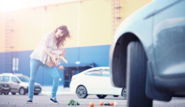 Marketten yiyecek getiren kız.