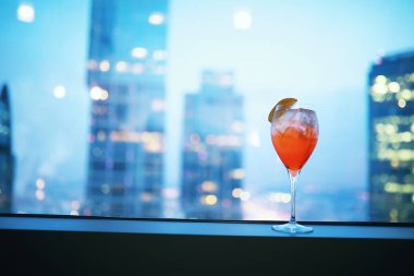 Camın yanında pencere kenarında kokteyl bardakları