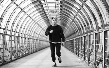 Spor giyimli bir adam açık havada tek renkli fotoğraf çalıştırın