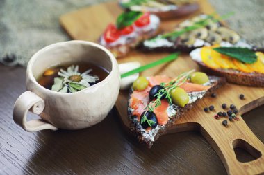 Karışık sandviç farklı dolguları ile mantar balık ve 