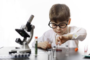 Genç bilim adamları kimyagerler. Doktor, laboratuvar asistanı.