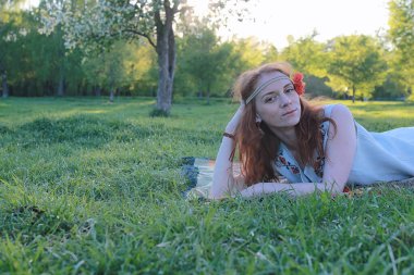 Bir sonbahar Parkta yürümek bir kız. Kızıl saçlı genç kız