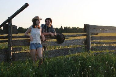 Hoş bir çift tarafından kırsal bir yolda