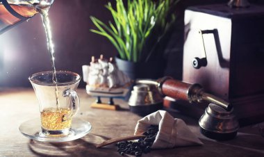 Ahşap bir tabloda çay demleme