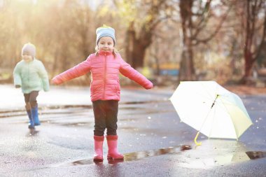 Çocuk sonbahar Park walk
