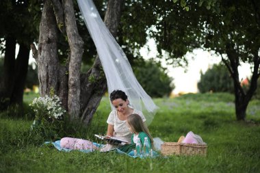 Anne ve kızı piknikte.