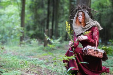 Falcı bir ayin düzenler.