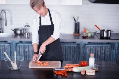 Mutfakta Asya aşçı gıda aşçı elbiseli hazırlar