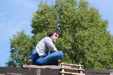 İnşaatçı kılığında bir adam.