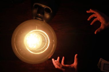 Falcı topu olan bir büyücü masası