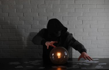 Bir fortune teller top olan bir adam