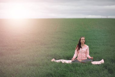 Yogadaki kız dışarıda.