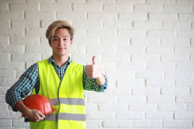 Kask ve inşaat koruyucu yelek Asyalı adam