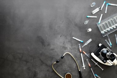 Aşılama. Tek kullanımlık şırıngalar ve V ile test tüpleri.