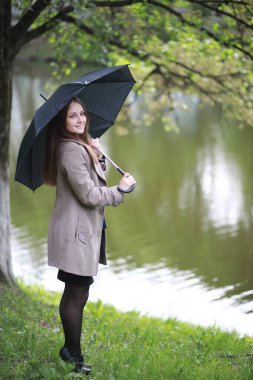 Bir ceket bir bahar parkta genç kız