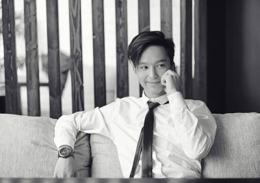 Genç Asyalı işadamı bir kafede bir ortak için bekliyor. Bu