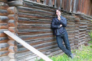 Ahşap evde duran adam. 