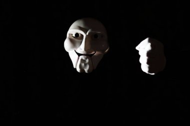 Siyah arka planda beyaz, korkunç bir maske..