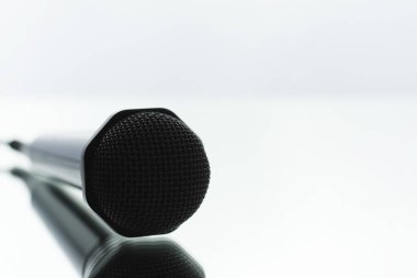 Mikrofon masanın üzerindedir. Gazetecilik kavramı.