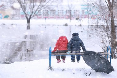 Çocuklar parkta ilk kar yürümek