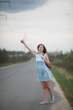 Yeşil Park mavi elbiseli kız