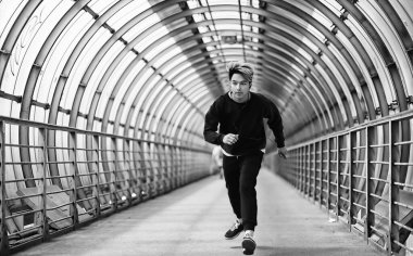 Spor giyimli bir adam açık havada tek renkli fotoğraf çalıştırın