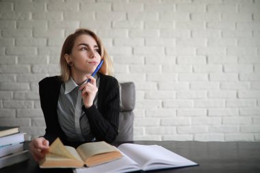 Genç güzel sarışın kız öğrenci