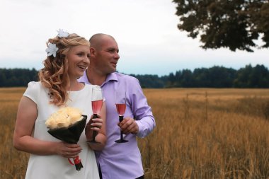 Yeni evli bir alanda sonbahar günü yürüyüş severler