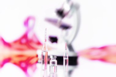 Mevsimlik aşı. Masadaki tıbbi malzemeler..