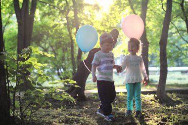 Küçük çocuk bir parkta yürüyüş