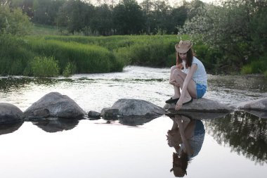 Hoş bir çift tarafından kırsal bir yolda