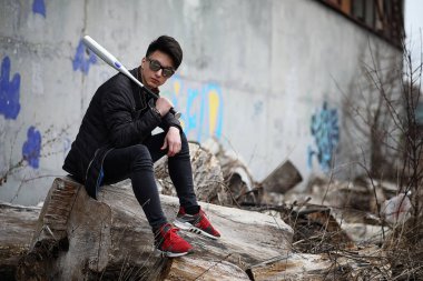 Asya genç adam kameraya poz sokakta