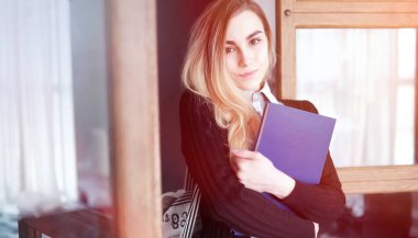 Genç güzel sarışın kız öğrenci