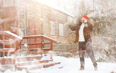Sokakta kesilmiş bir Noel ağacı olan bir adam. N için Hazırlık