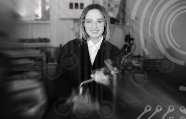 Çalışan arka plan teknolojik genç kadın mühendisi