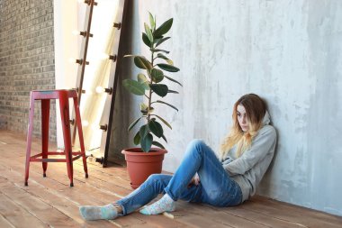 Genç bir kız rahat bir oda aittir