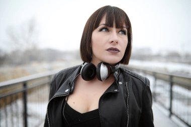 Kız müzik açık havada için dinlerken kulaklık