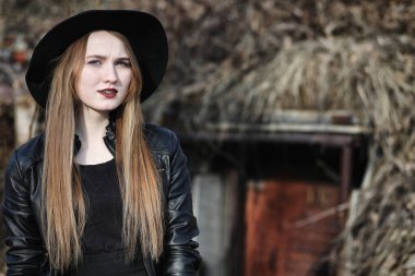 Genç güzel kız şapka içinde ve dışında koyu makyajlı. G