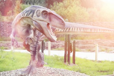 Dinozorlar Park. Bir dinazor doğa arka plan üzerinde. Oyuncak d