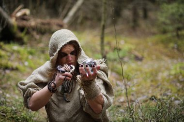 Karanlık bir ormanda bir ritüel bir cüppe içinde geçirir