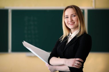 Genç öğretmen okul sınıf