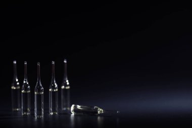 Tıbbi ilaç ampulleri. Enjeksiyon için ilaçlar.