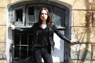 Bahar şehrin içinden bir yürüyüşte kız