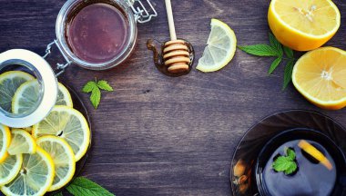 Bal ve limon. Tatlım sopa ve bir woo dilimlenmiş limon dilimleri