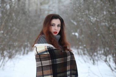 Güzel bir kış parkta güzel kız