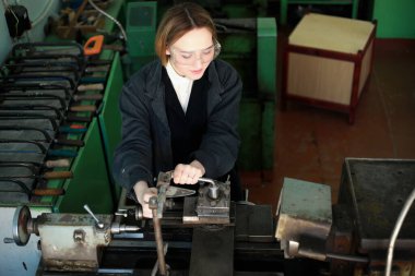 Genç öğretmen okul sınıf