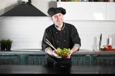 Adam yemek hazırlanıyor gıda sebze mutfak at