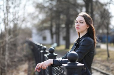 Bahar şehrin içinden bir yürüyüşte kız